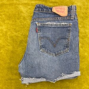 Size 11 juniors Levi’s cut off jean shorts